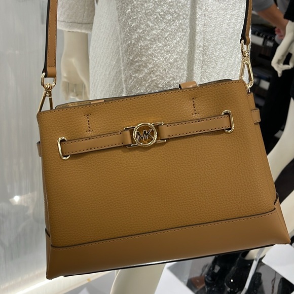 Michael Kors Reed Small Satchel Crossbody Center Zip Bag
Color: Deer
NWT - Picture 14 of 16